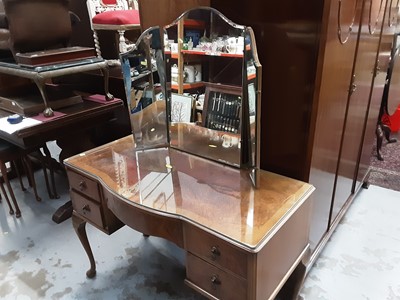 Lot 1015 - Good quality walnut dressing table with raised triple bevelled mirror back, central bowfront frieze drawer below flanked four short drawers on cabriole legs, 112cm wide, 50cm deep, 143cm high