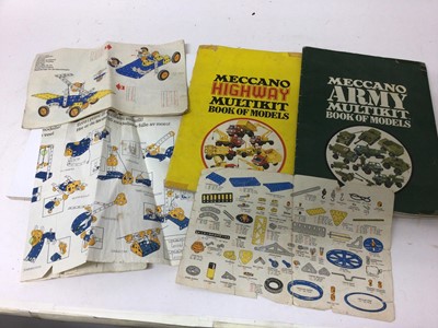 Lot 1847 - Collection Meccano with booklets, yellow and blue .