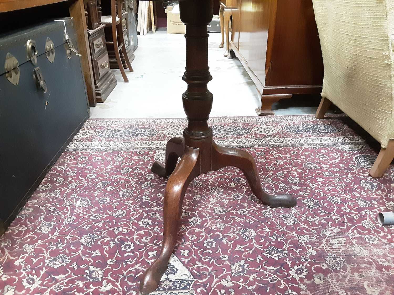 Lot 1023 - Georgian mahogany wine table with circular