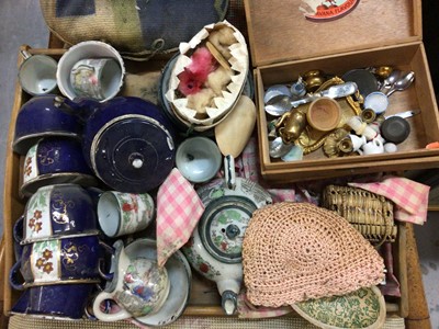 Lot 570 - Vintage metal dolls house with sliding frontage and plastic furnishings, plus miniature tea ware and dolly's house tea ware