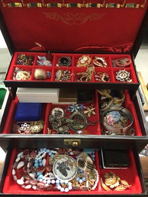 Lot 722 - Jewellery box containing costume jewellery, vintage brooches, Miracle jewellery etc