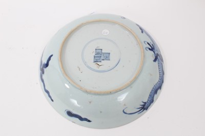 Lot 199 - A Chinese dragon pattern dish, 18th century