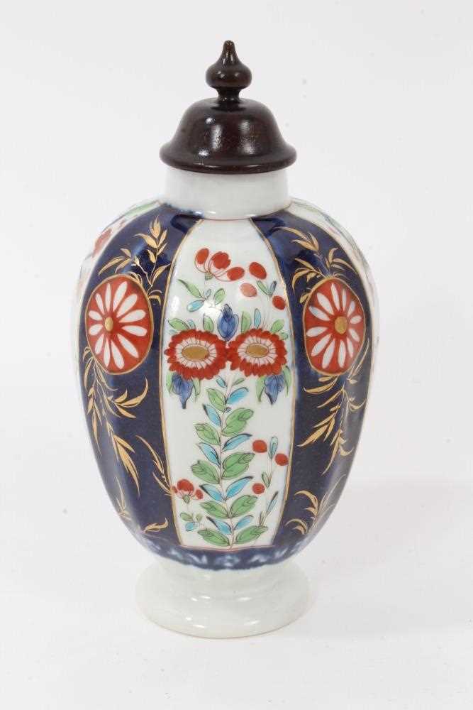 Lot 158 - A Worcester tea canister, decorated in Kakiemon style, circa 1770, later cover