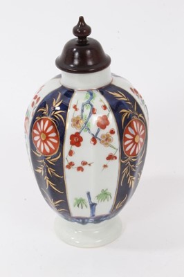 Lot 158 - A Worcester tea canister, decorated in Kakiemon style, circa 1770, later cover