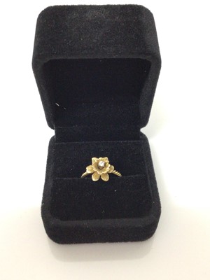 Lot 655 - 14ct gold daffodil ring set with single stone diamond to the centre on rope twist shank