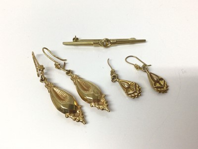 Lot 657 - 9ct gold bar brooch and two pairs 9ct gold Indian style drop earrings