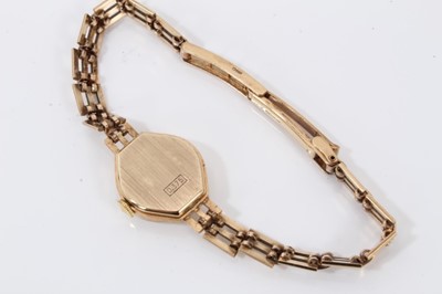 Lot 15 - Ladies Accurist 9ct gold quartz wristwatch
