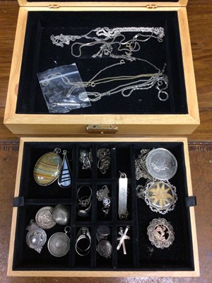 Lot 730 - Jewellery box containing silver and white metal jewellery