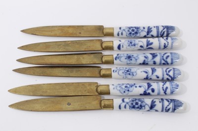 Lot 239 - Set of six 19th century knives with Meissen Onion pattern type porcelain handles with blades marked Stahlbronce.