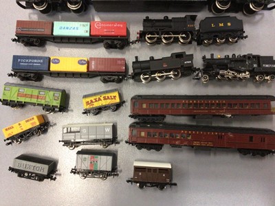 Lot 544 - Small Collection of N Gauge railway together with another OO gauage train