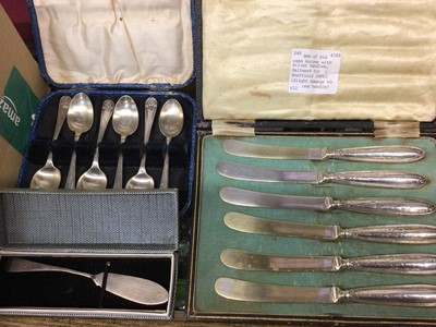 Lot 671 - Six silver handled tea knives in a fitted case together with a silver butter knife and group of silver plated flatware.