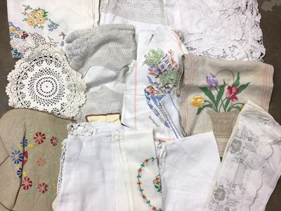 Lot 426 - Collection of vintage linen