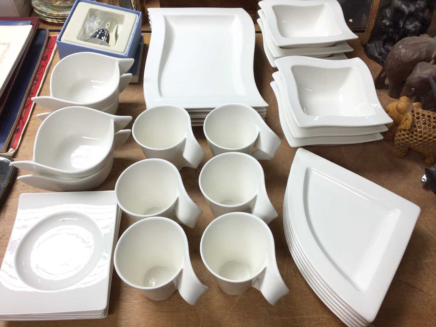 Lot 419 - Villeroy & Boch Wave pattern tea and dinner