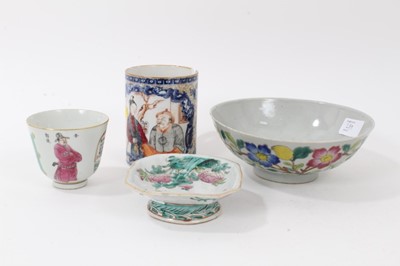 Lot 299 - Group of four Chinese famille rose items