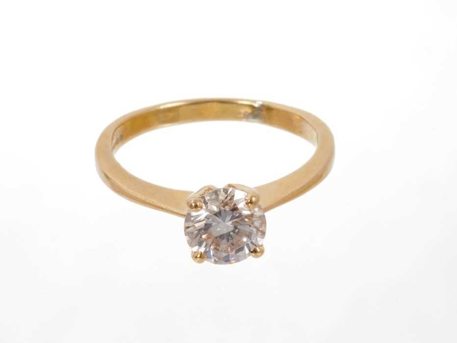 Lot 679 - Diamond single stone ring