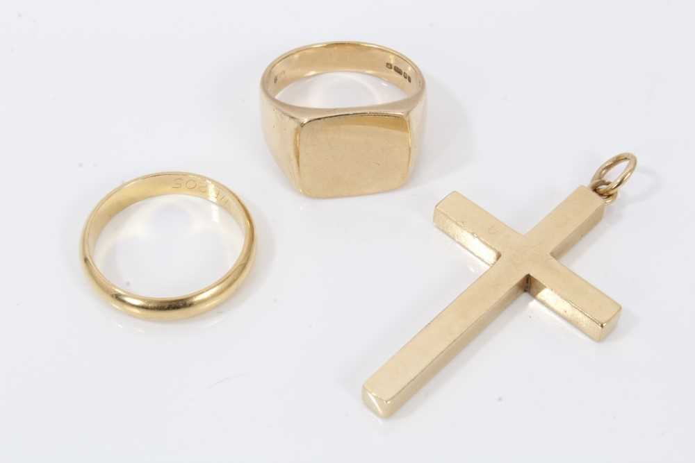 Lot 39 - 9ct gold cross pendant, 9ct gold signet ring and 9ct gold wedding ring