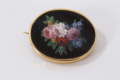 Lot 692 - Italian micro mosaic brooch