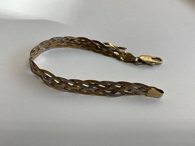 Lot 681 - 9ct three-colour gold bracelet