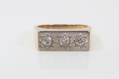 Lot 341 - 18ct gold diamond three stone ring