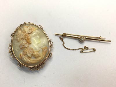 Lot 687 - Carved shell cameo in 15ct gold brooch mount and 18ct gold bar brooch set with a cultured pearl