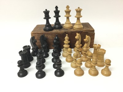 Lot 290 - Old chess set in pine box (complete)