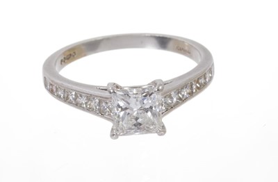 Lot 553 - Princess cut diamond ring