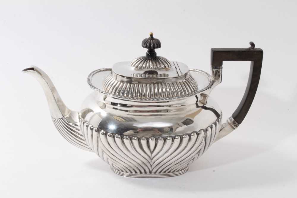 Lot 386 - Early 20th century silver tea pot