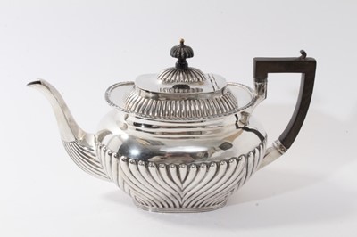 Lot 386 - Early 20th century silver tea pot