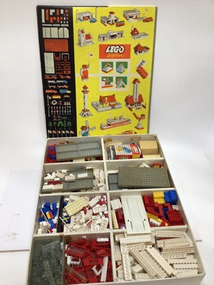 Lot 1800 - Lego system 810 set in original box.