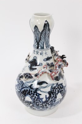 Lot 260 - Five Chinese porcelain pieces