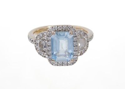 Lot 557 - Aquamarine and diamond ring