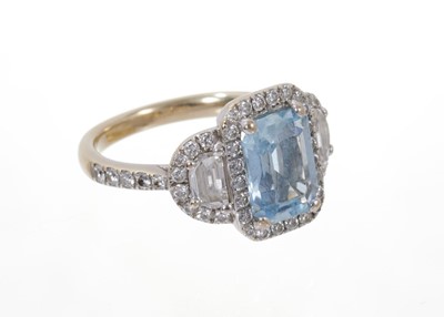 Lot 557 - Aquamarine and diamond ring