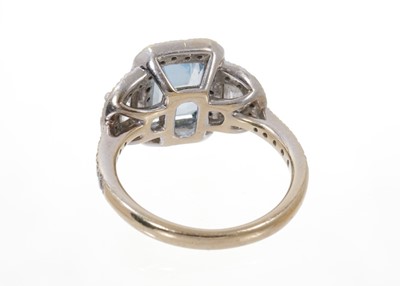 Lot 557 - Aquamarine and diamond ring