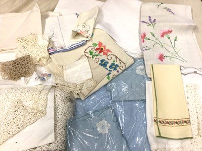 Lot 491 - Selection of vintage linen including table cloths, tray cloths, napkins, mats/doyleys etc