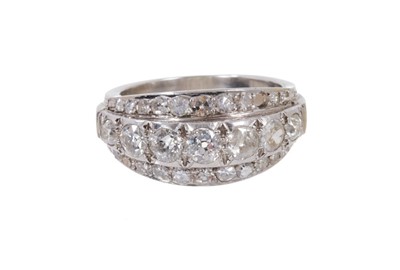 Lot 686 - Platinum and diamond ring