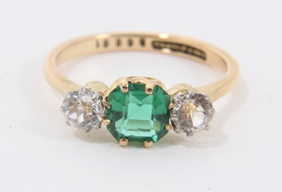 Lot 687 - Three stone ring