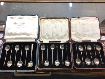 Lot 768 - Three cases of silver coffee bean end spoons and one other silver spoon