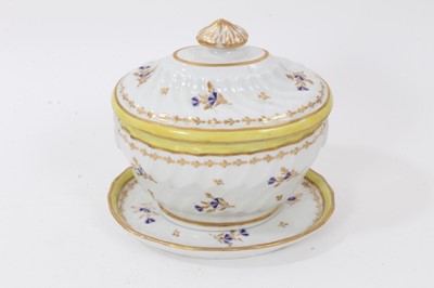 Lot 265 - A Chamberlain's Worcester sucrier and cover and teapot stand, circa 1800