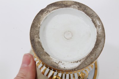 Lot 295 - A New Hall slop bowl, a Chamberlain's Worcester inkwell and cover and other items
