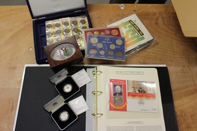 Lot 537 - World - Mixed coins to include G.B. Royal Mint silver proof £2's 'Commemorating The Tercentenary of The Bank of England' 1994