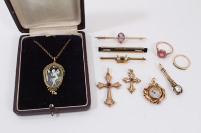 Lot 658 - Group of jewellery to include an Edwardian rose gold compass fob, 14ct gold emerald ring, gold and pink stone ring, 18ct gold and enamel mural/naval cro...