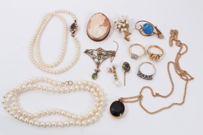 Lot 712 - Group of jewellery to include an Edwardian peridot and seed pearl pendant, cameo brooch in gold mount, two gold dress rings, two cultured pearls necklaces, similar brooch etc