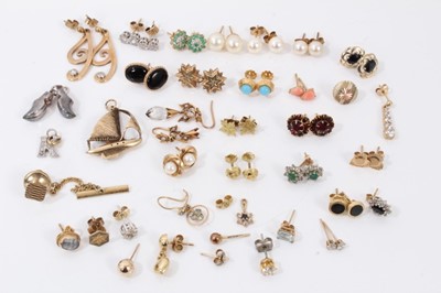 Lot 713 - Miscellaneous group of gold and gem set earrings and sundry jewellery