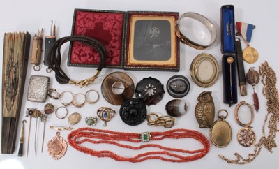 Lot 719 - Good group of antique jewellery to include a Victorian 9ct gold guard chain, antique coral necklace with paste clasp