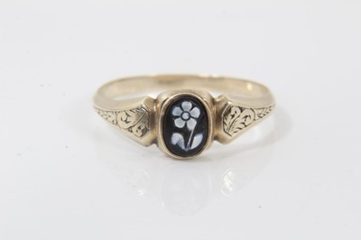 Lot 718 - Early Victorian mourning ring with a carved agate forget-me-not in