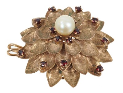 Lot 489 - 9ct gold flower brooch set with a cultured pearl