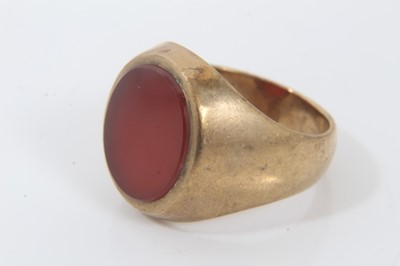 Lot 173 - 9ct gold gentleman's carnelian signet ring