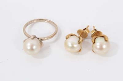 Lot 325 - Cultured pearl ring in four claw setting and pair matching earrings