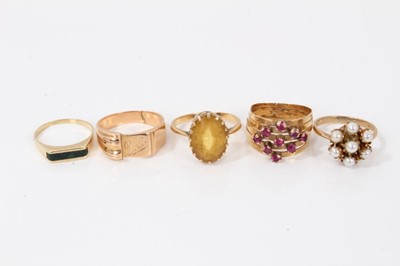 Lot 326 - Five yellow metal rings to include five band ring set with synthetic rubies, cultured pearl cluster ring, yellow oval stone ring, malachite ring and 'Delia' engraved ring