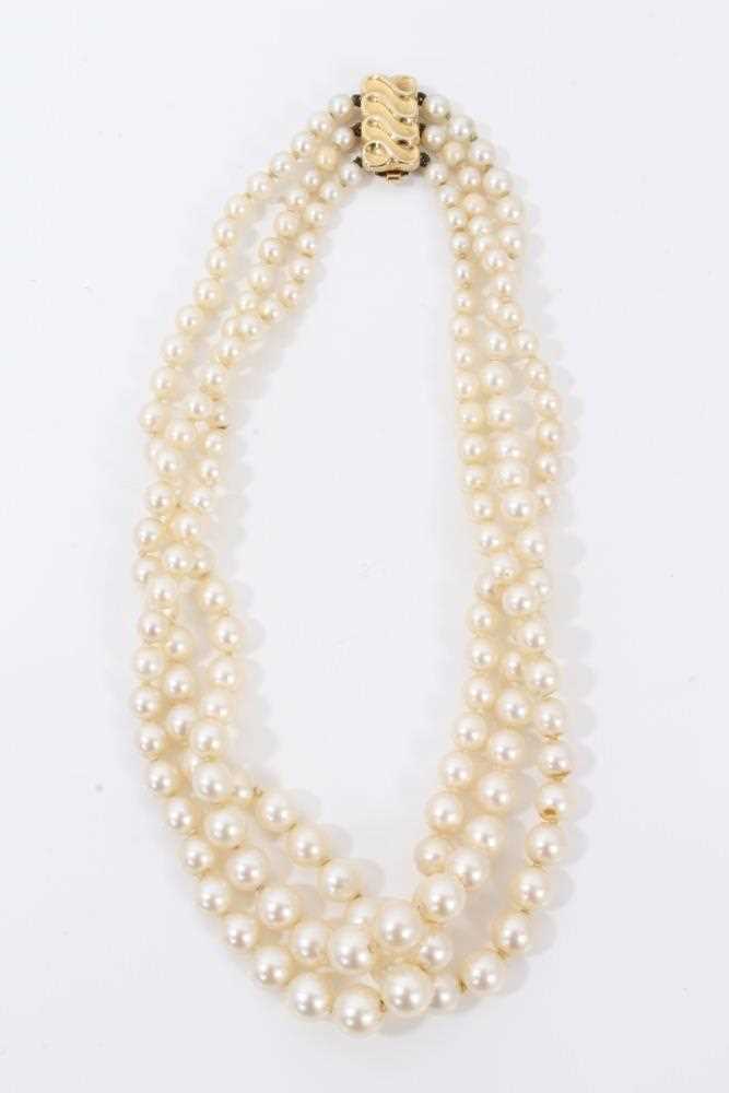 Lot 16 - Cultured pearl triple strand choker necklace with gold 9ct clasp